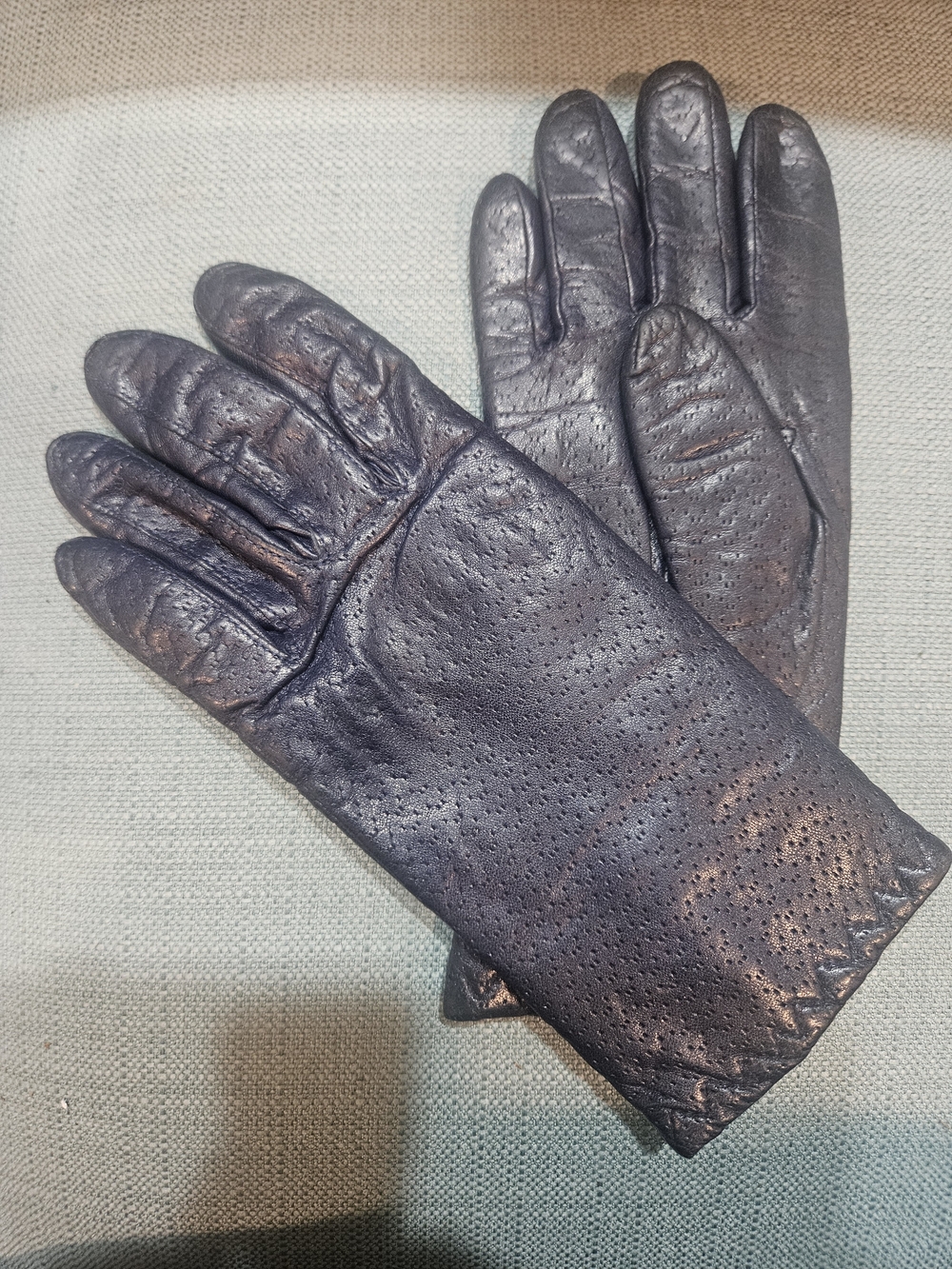 Vintage Leather Gloves - Picture 2 of 8